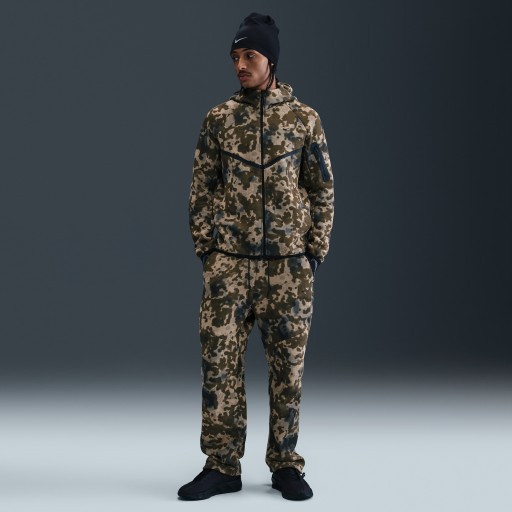 Nike Tech fleecebroek met camouflageprint met open zoom voor heren - Bruin